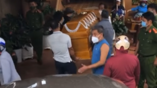 Lại giở trò tạt sơn, đặt quan tài để xiết nợ