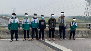 Bảy thiếu niên "thi" ném đá vào ôtô đang chạy trên cao tốc