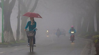 Hà Nội sương mù, trời rét mướt; miền Trung lại mưa to