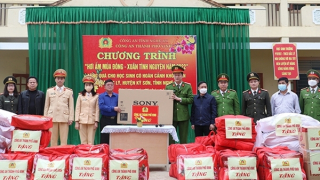 Công an TP Vinh hỗ trợ học sinh vùng biên giới