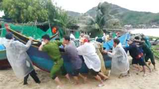 Công an xã kịp thời phối hợp kéo 10 tàu cá tới nơi an toàn