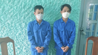 Mâu thuẫn lúc ăn nhậu, 2 thanh niên phải đi cấp cứu