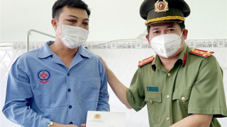 Thăm,  động viên CBCS bị thương khi làm nhiệm vụ