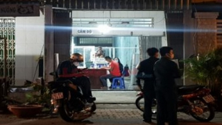 Tên cướp tấn công 2 mẹ con chủ tiệm cầm đồ, bắt mở két sắt