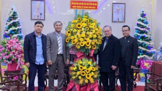 Chủ tịch nước gửi lẵng hoa chúc mừng Giáng sinh đến Tòa Tổng Giám mục Giáo phận Huế