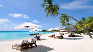 Cần quyết liệt trả lại không gian thông thoáng cho bãi biển Nha Trang