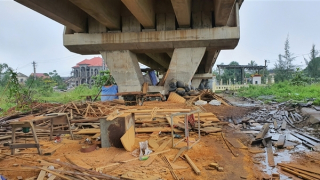 Xưởng đóng tàu mọc “chui” dưới chân cầu Tư Hiền