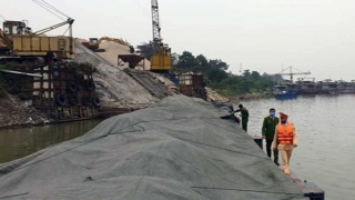 Phát hiện tàu vận chuyển 700 tấn than xỉ không giấy tờ trên sông Thương