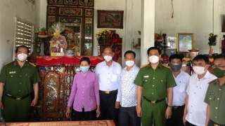 Đại học CSND trao 10 tủ thờ Liệt sỹ tặng các gia đình chính sách