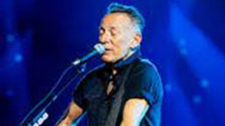 Ca sĩ bán bản quyền âm nhạc với giá kỷ lục