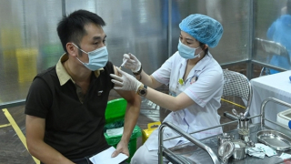 Gần 98% dân số trên 18 tuổi của Việt Nam đã tiêm vaccine mũi 1 phòng COVID-19