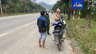 Lực lượng Công an cơ sở tăng ca để phục vụ nhân dân