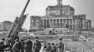 Trong bão tuyết Moskva