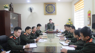 Lính an ninh điều tra vùng biên ải