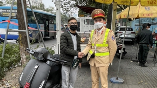 Ngày cuối năm ngỡ ngàng nhận lại xe máy từ cảnh sát 141
