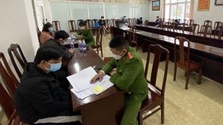 Bóc gỡ nhiều đường dây cá độ bóng đá núp bóng cafe, xóc "bầu cua"