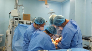 Dùng màng ngoài tim bò cứu người bệnh bị thủng động mạch chủ