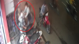 “Đá xế” bất thành, tên trộm rút dao tấn công người khống chế