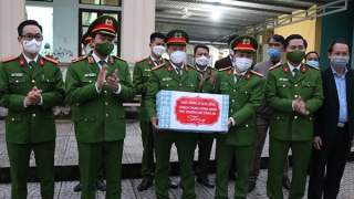 Thứ trưởng Lê Quốc Hùng thăm hỏi, động viên Công an xã vùng biên giới