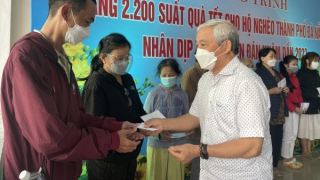 Trao 5.400 phần quà trị giá 2,7 tỉ đồng cho cho các hộ gia đình khó khăn ở Đà Nẵng và Quảng Ngãi