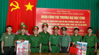 Tặng quà cán bộ, giảng viên tăng cường xã biên giới trọng điểm