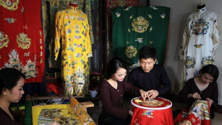 Làng thêu long bào ở Hà Nội