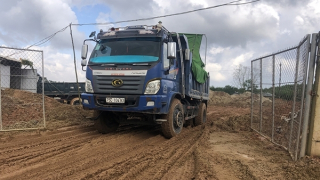 Tai nạn rình rập quanh bãi tập kết cát “chui” cạnh đường giao thông huyết mạch