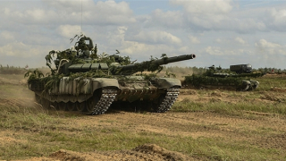 Xe tăng Nga tập trận bắn đạn thật gần Ukraine