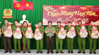 Công an tỉnh Kiên Giang tặng quà gia đình chính sách