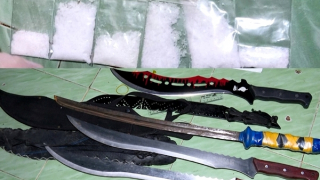 Bắt ma túy lòi ra hung khí nguy hiểm