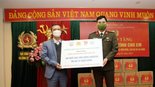 Đoàn Thanh niên Bộ Công an tiếp nhận nguồn lực ủng hộ công tác phòng, chống dịch COVID-19