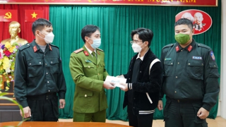 Phòng Cảnh sát Cơ động trao trả ví tiền cho người dân đánh rơi