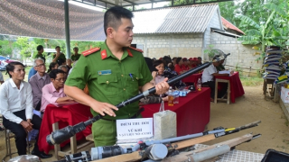 Được tuyên truyền, nhiều người dân giao nộp vũ khí, pháo