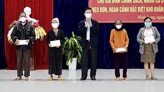 Thường trực Ban Bí thư Võ Văn Thưởng tặng quà Tết tại Quảng Ngãi