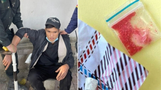 Con nghiện đầu trần chạy xe không biển mang ma túy