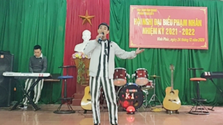 Những người đón Tết trong trại giam