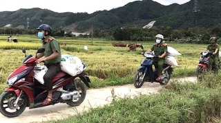 Những “shipper” mang màu áo Công an