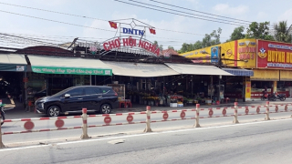 Hơn 140 tiểu thương lao đao vì… dải phân cách