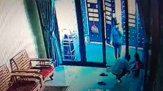 Vào tận nhà lừa trẻ em "đập heo lấy tiền"