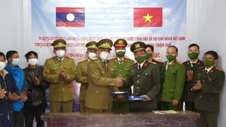 Bàn giao thêm 1 trụ sở làm việc cho Công an nước bạn Lào