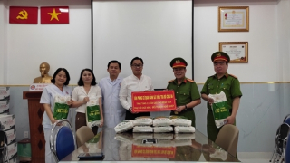 Trao tặng 2,5 tấn gạo cho tuyến đầu chống dịch