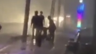 Giận vợ, chồng dùng dao cứa cổ hai con