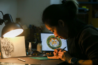 Độc đáo tác phẩm khắc hổ trên da bò thảo mộc