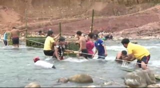 Đồng bào A Đăng ở Quảng Trị bắc cầu tạm để qua sông