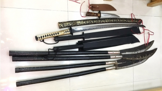 Thu nhiều hung khí khi khám xét khẩn cấp nơi ở của nhóm cho vay lãi nặng