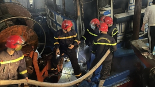 Tàu cá của ngư dân ở Thanh Hóa bốc cháy dữ dội