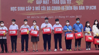 Tặng quà Tết và lì xì cho các em học sinh mồ côi do COVID-19