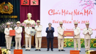 PM pays Tet visit to Thanh Hoa police