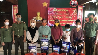 Công an Đắk Nông tặng quà Tết tại buôn kết nghĩa