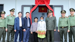 Những ngôi nhà ấm lòng dân bản